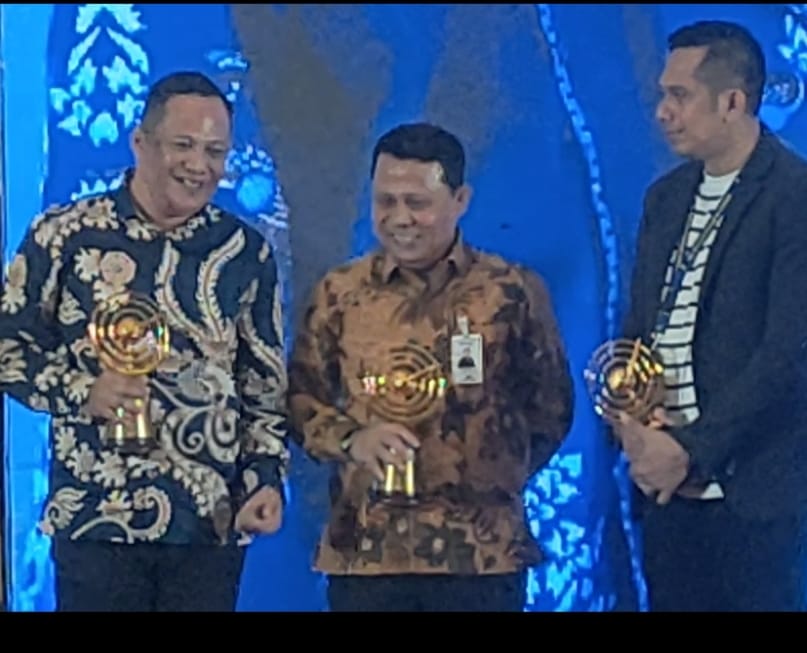 Anton Timbang Menerima Penghargaan Sultra Awards Media News